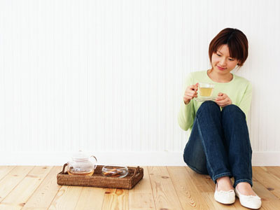 お茶を飲む女性